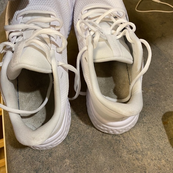 White Nike womens size 7 athletic shoe - Picture 3 of 5